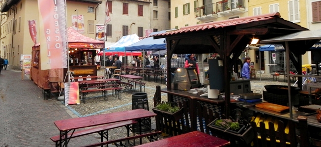 Piazza Istria e Dalmazia, uno scorcio del Mercato europeo (foto © Cremaonline.it)